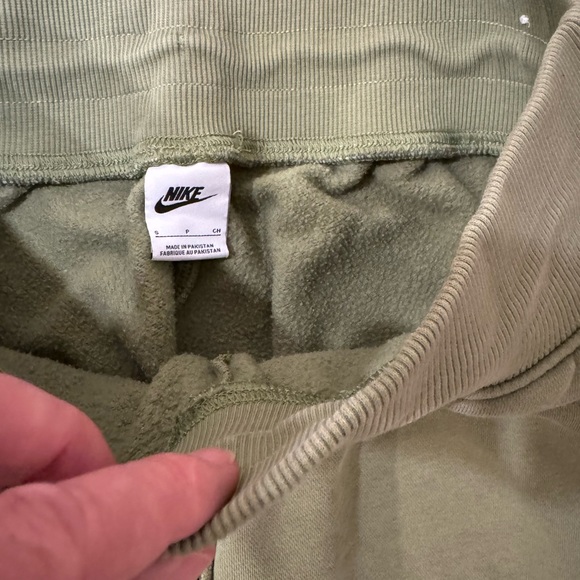 Nike joggers in sage green size small EUC - Picture 3 of 4